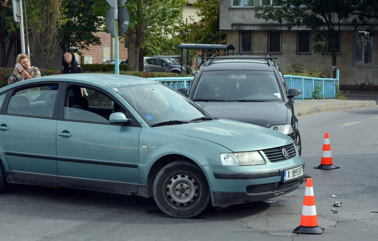 Разсеян шофьор не спря на стоп и удари кола с инвалиден стикер