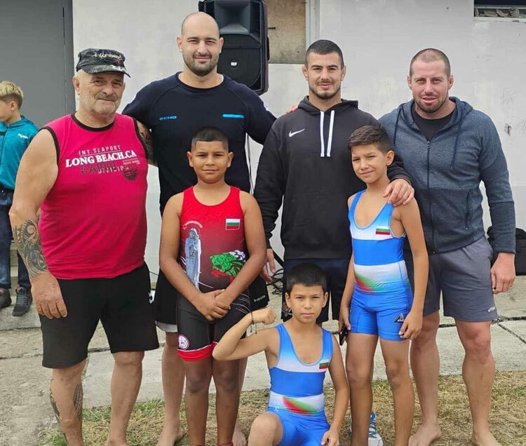 Три медала за Симеоновград от турнир по народна борба в Старозагорско