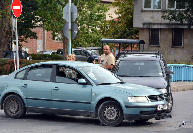 Разсеян шофьор не спря на стоп и удари кола с инвалиден стикер
