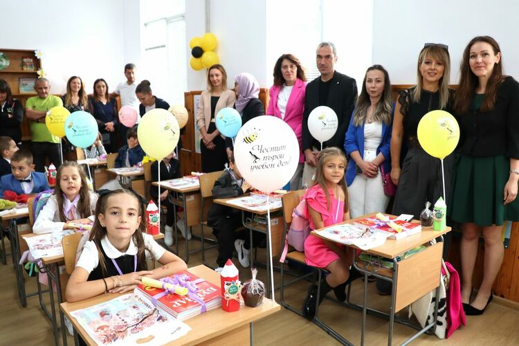 Книжка с послание от кмета Изет Шабан за всеки първокласник в Ардино