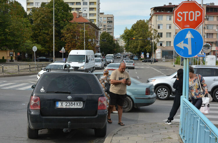 Разсеян шофьор не спря на стоп и удари кола с инвалиден стикер