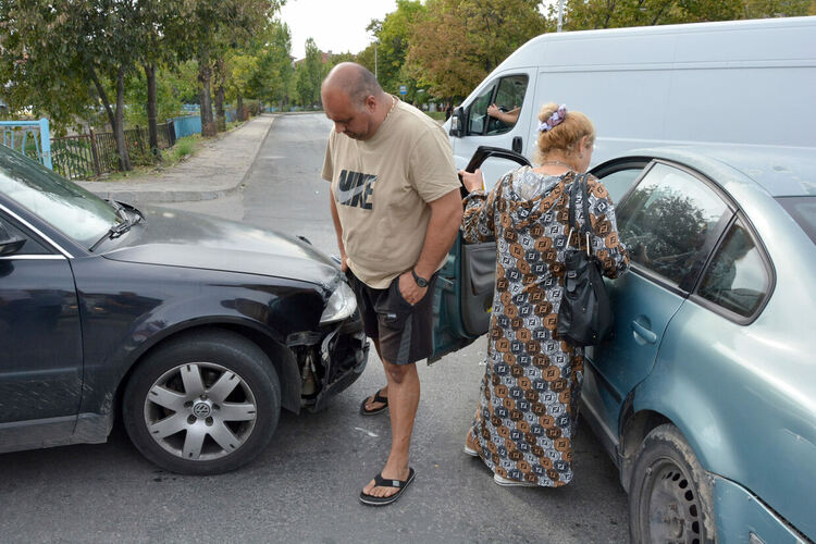 Разсеян шофьор не спря на стоп и удари кола с инвалиден стикер