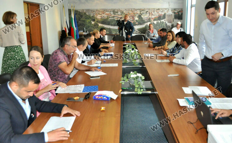 Консултациите за състав на СИК продължиха едва 6 минути