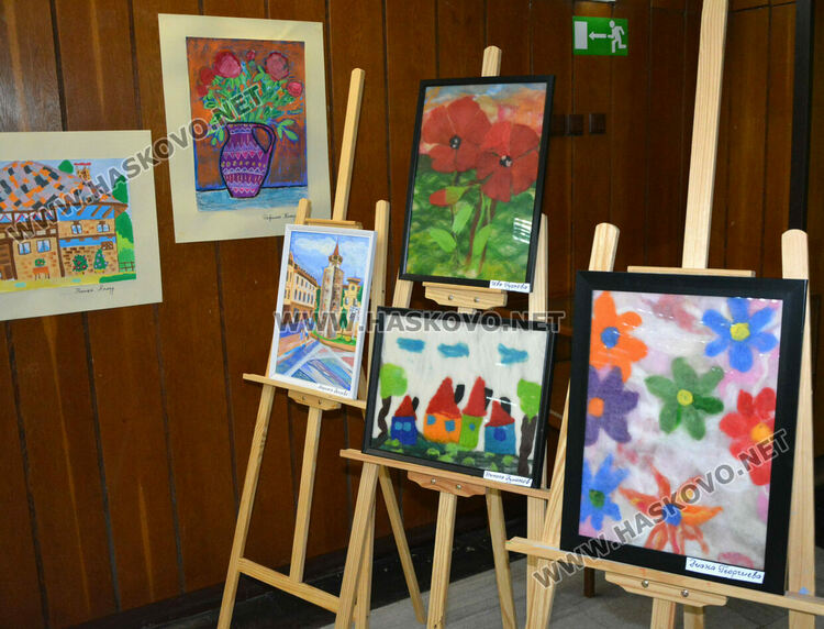 Над 100 творби показват в библиотеката децата от арт школа „Пастело“