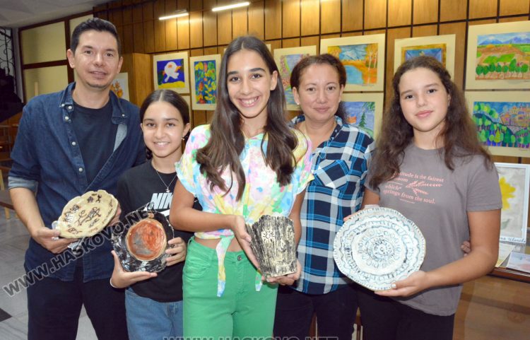 Над 100 творби показват в библиотеката децата от арт школа „Пастело“