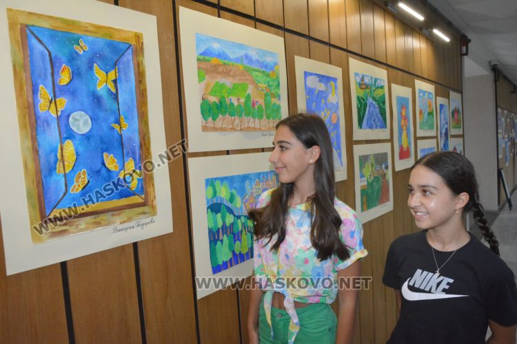 Над 100 творби показват в библиотеката децата от арт школа „Пастело“