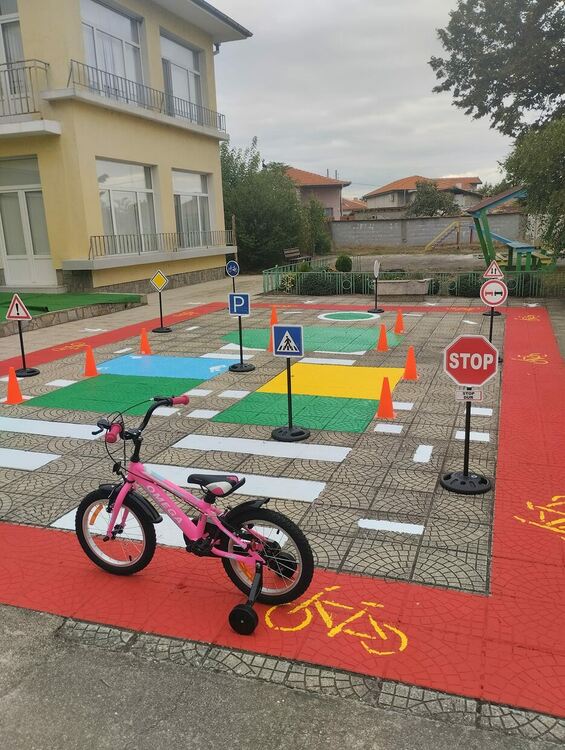 Детска градина „Пролет“ от днес има площадка по безопасност на движението