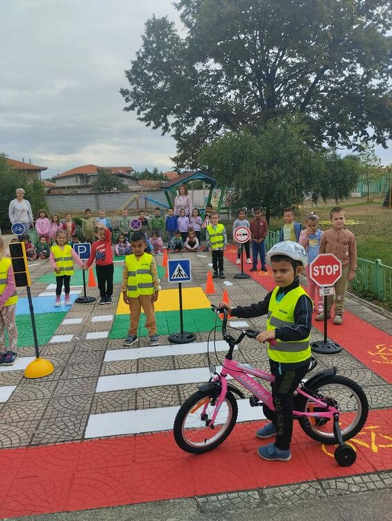 Детска градина „Пролет“ от днес има площадка по безопасност на движението