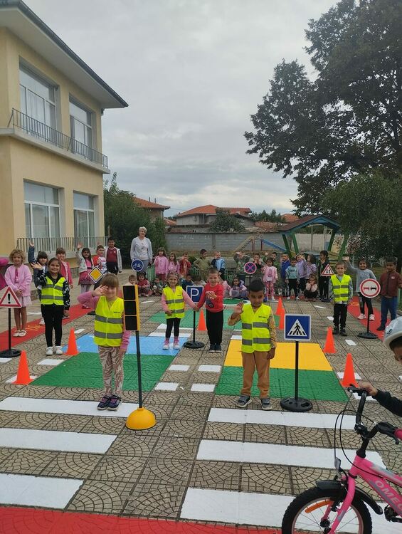 Детска градина „Пролет“ от днес има площадка по безопасност на движението