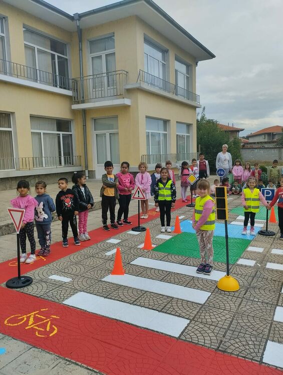 Детска градина „Пролет“ от днес има площадка по безопасност на движението