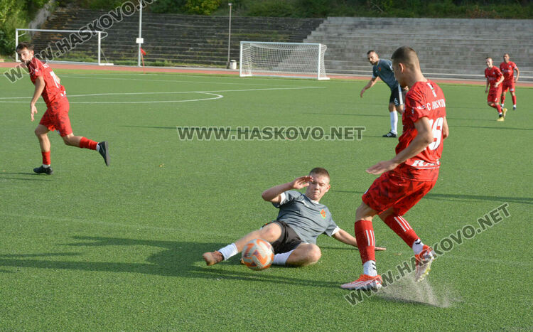 ФК „Хасково“ е лидер след разгромна победа