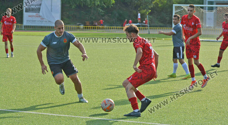 ФК „Хасково“ е лидер след разгромна победа