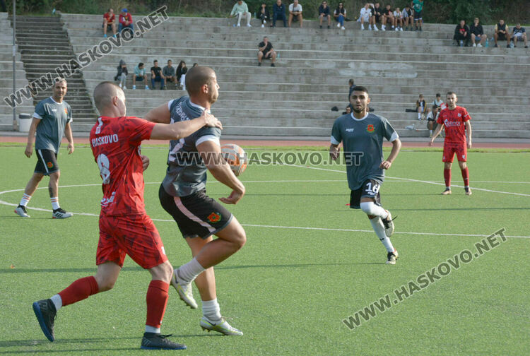 ФК „Хасково“ е лидер след разгромна победа