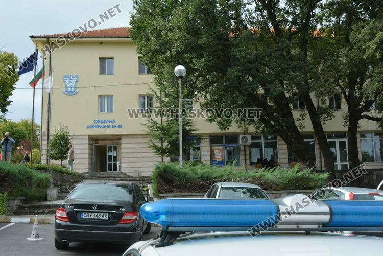 Арест за кмета на Минерални бани Мюмюн Искендер и синa му