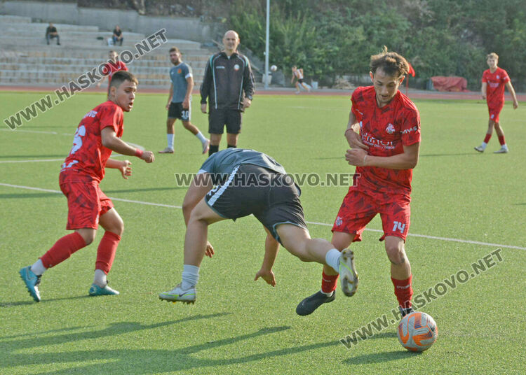 ФК „Хасково“ е лидер след разгромна победа