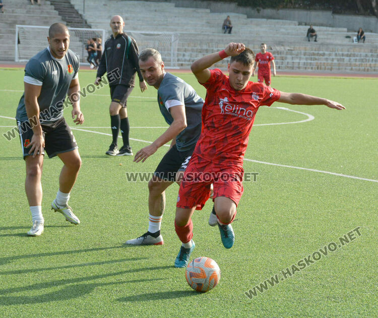 ФК „Хасково“ е лидер след разгромна победа
