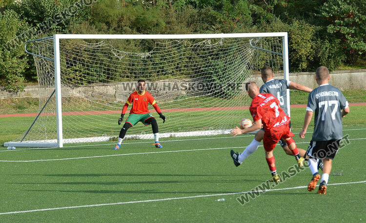 ФК „Хасково“ е лидер след разгромна победа