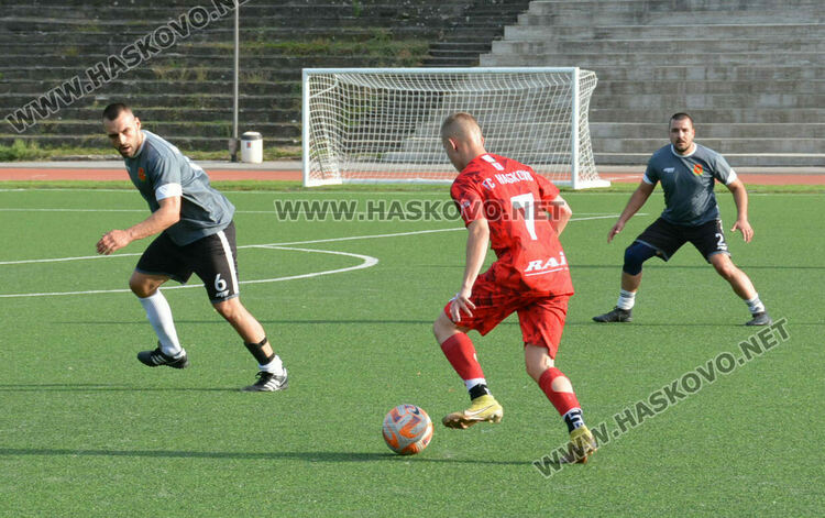 ФК „Хасково“ е лидер след разгромна победа