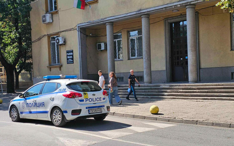 Привърженици на Мюмюн Искендер се събират пред съда в Хасково