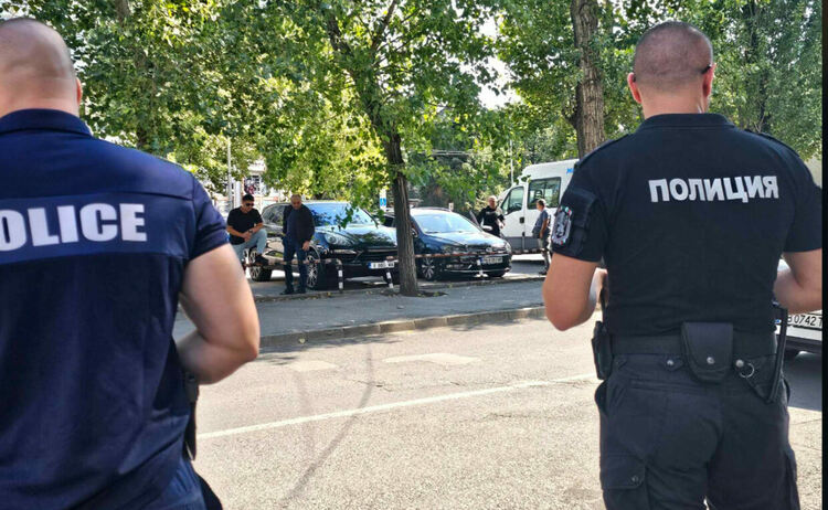 Привърженици на Мюмюн Искендер се събират пред съда в Хасково