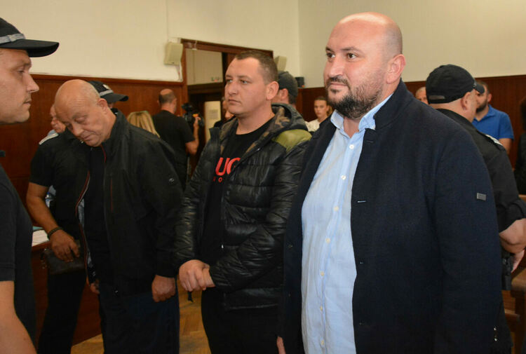 Защитата на Мюмюн Искендер и другите обвиняеми поиска време да се запознае с обвинението