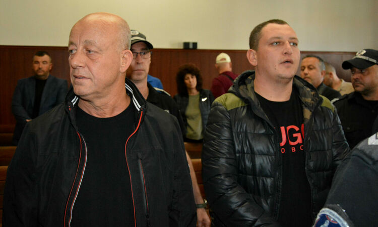 Защитата на Мюмюн Искендер и другите обвиняеми поиска време да се запознае с обвинението