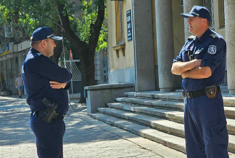 Привърженици на Мюмюн Искендер се събират пред съда в Хасково