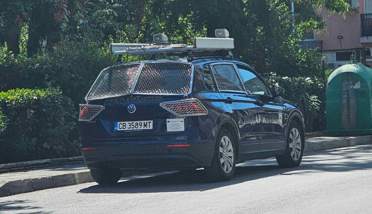 Привърженици на Мюмюн Искендер се събират пред съда в Хасково