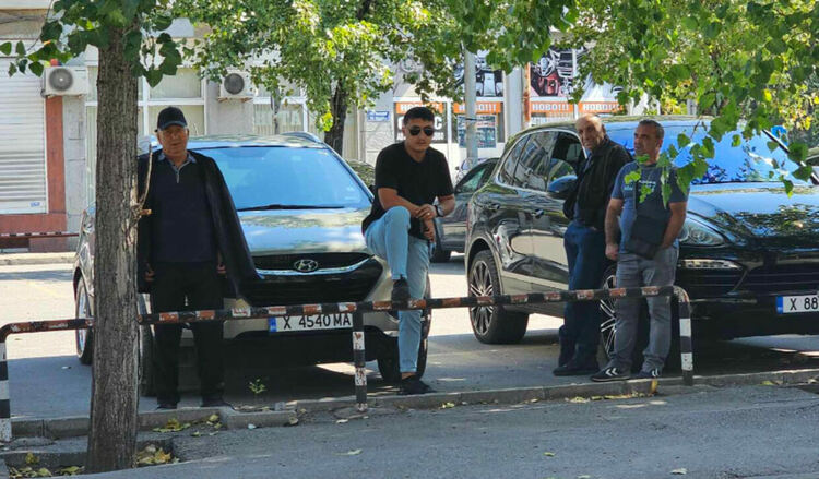 Привърженици на Мюмюн Искендер се събират пред съда в Хасково