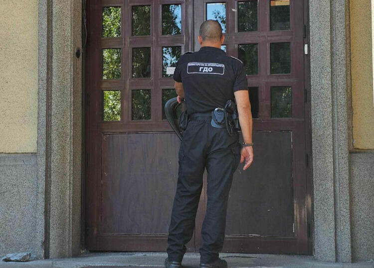 Привърженици на Мюмюн Искендер се събират пред съда в Хасково
