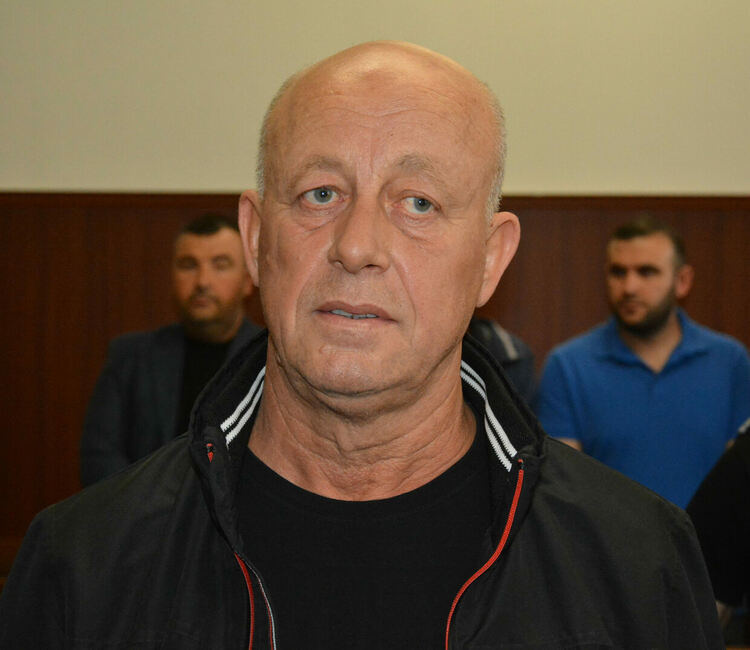 Защитата на Мюмюн Искендер и другите обвиняеми поиска време да се запознае с обвинението