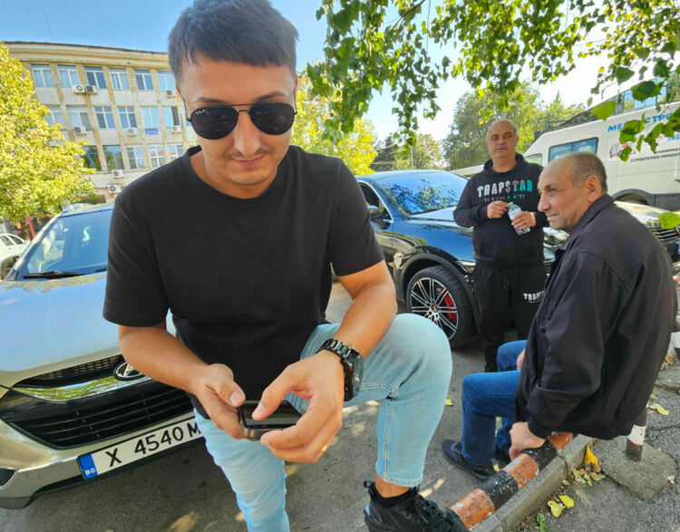 Привърженици на Мюмюн Искендер се събират пред съда в Хасково