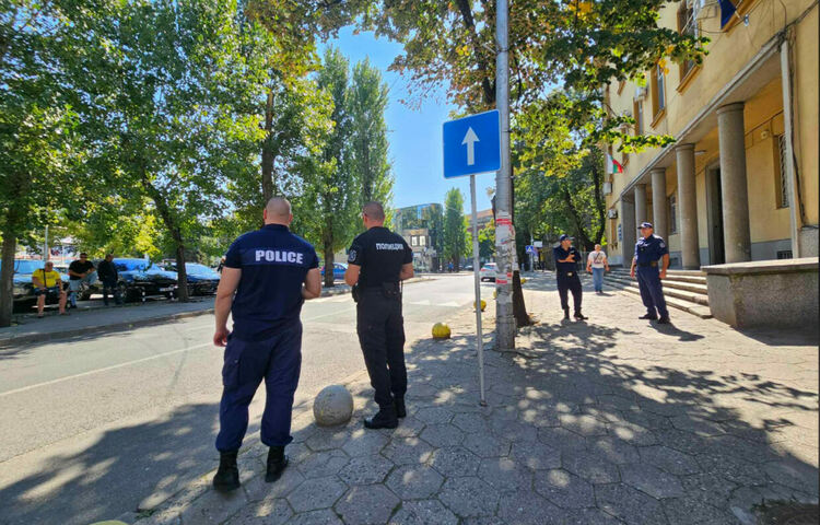 Привърженици на Мюмюн Искендер се събират пред съда в Хасково