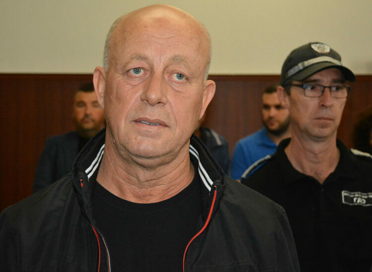 Защитата на Мюмюн Искендер и другите обвиняеми поиска време да се запознае с обвинението