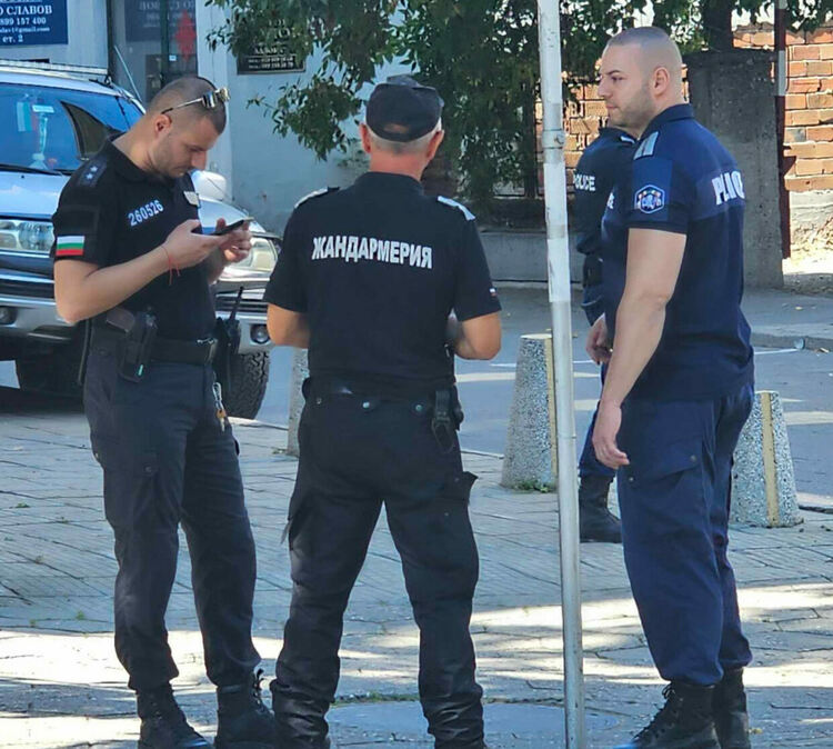 Привърженици на Мюмюн Искендер се събират пред съда в Хасково