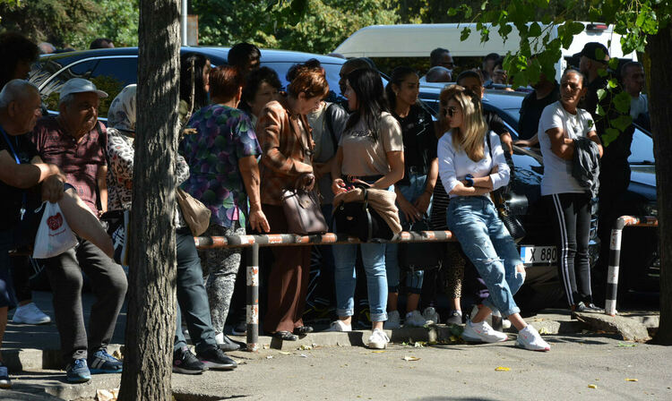 Защитата на Мюмюн Искендер и другите обвиняеми поиска време да се запознае с обвинението