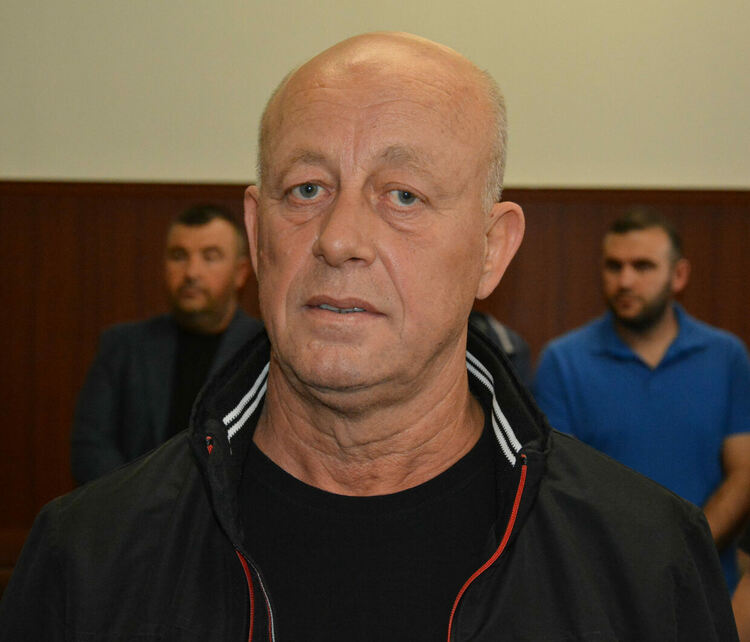 Защитата на Мюмюн Искендер и другите обвиняеми поиска време да се запознае с обвинението