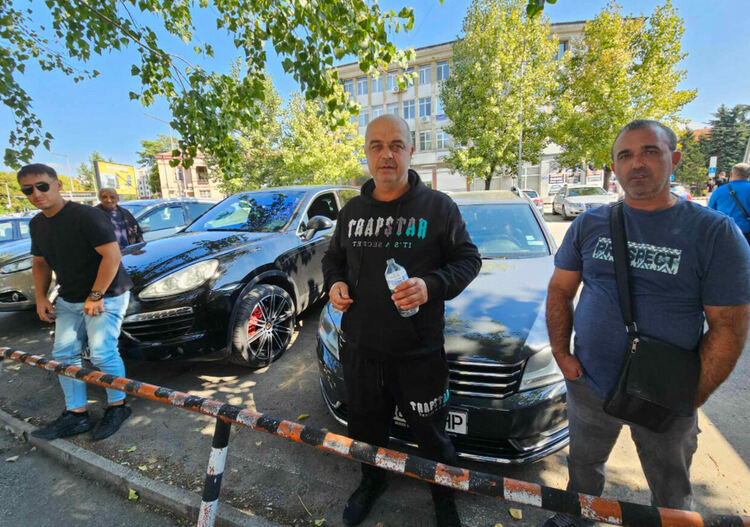 Привърженици на Мюмюн Искендер се събират пред съда в Хасково