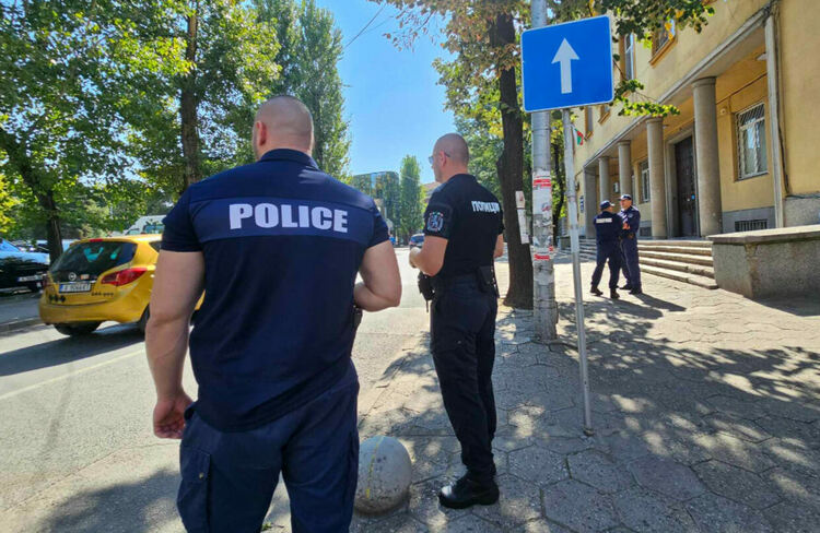 Привърженици на Мюмюн Искендер се събират пред съда в Хасково