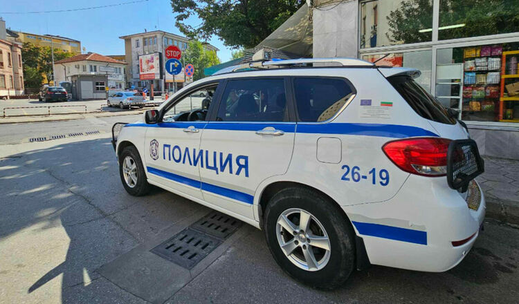 Привърженици на Мюмюн Искендер се събират пред съда в Хасково