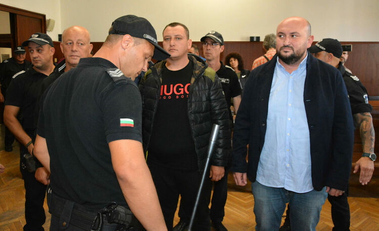 Защитата на Мюмюн Искендер и другите обвиняеми поиска време да се запознае с обвинението