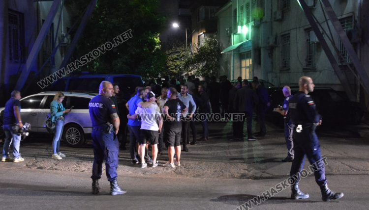 ЦИК отмени имунитета на Мюмюн Искендер, привърженици протестират пред ареста в Хасково