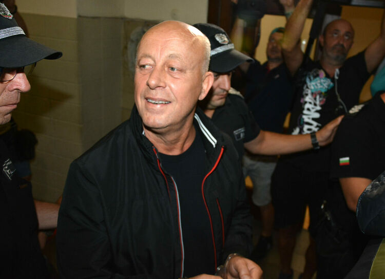 Защитата на Мюмюн Искендер и другите обвиняеми поиска време да се запознае с обвинението