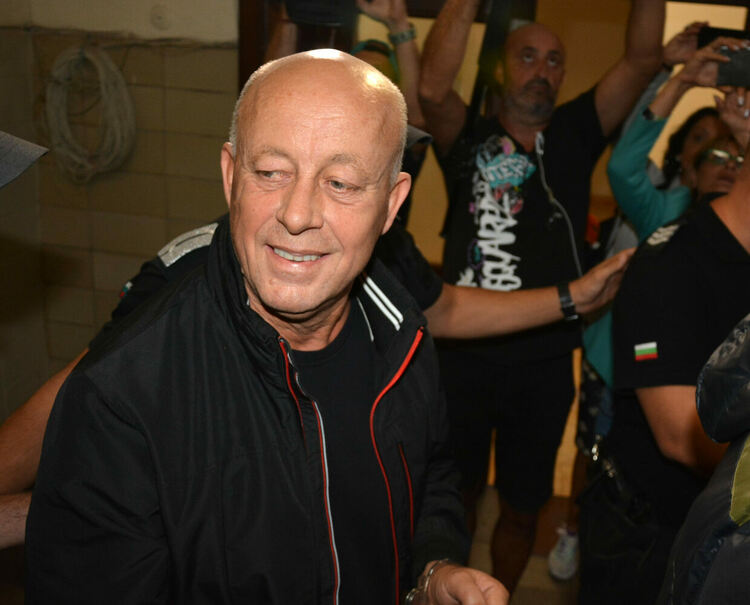 Защитата на Мюмюн Искендер и другите обвиняеми поиска време да се запознае с обвинението