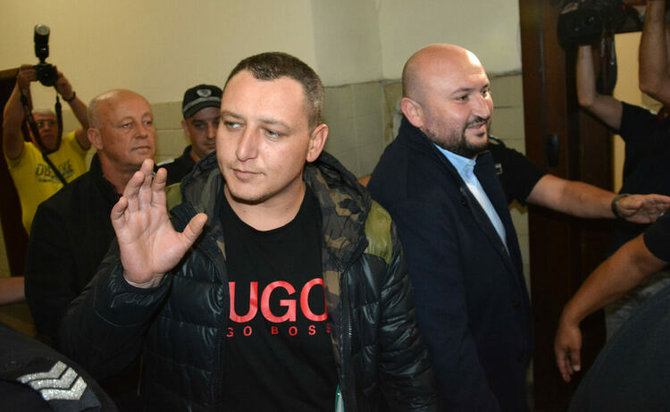 Защитата на Мюмюн Искендер и другите обвиняеми поиска време да се запознае с обвинението