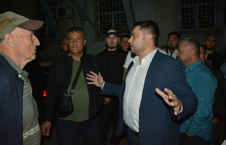 ЦИК отмени имунитета на Мюмюн Искендер, привърженици протестират пред ареста в Хасково