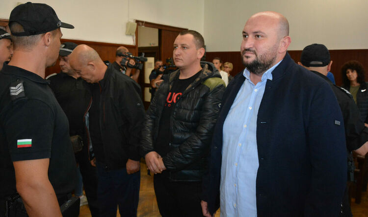 Защитата на Мюмюн Искендер и другите обвиняеми поиска време да се запознае с обвинението