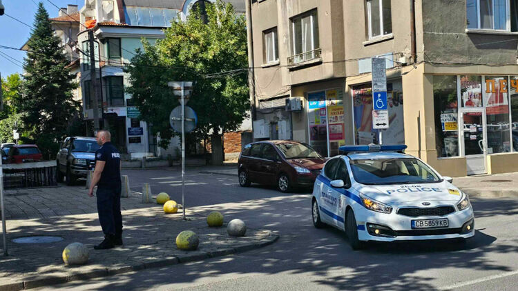 Привърженици на Мюмюн Искендер се събират пред съда в Хасково