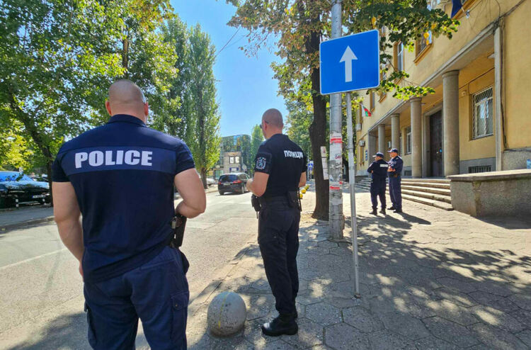 Привърженици на Мюмюн Искендер се събират пред съда в Хасково