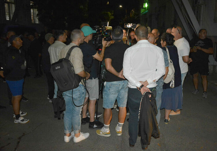 ЦИК отмени имунитета на Мюмюн Искендер, привърженици протестират пред ареста в Хасково